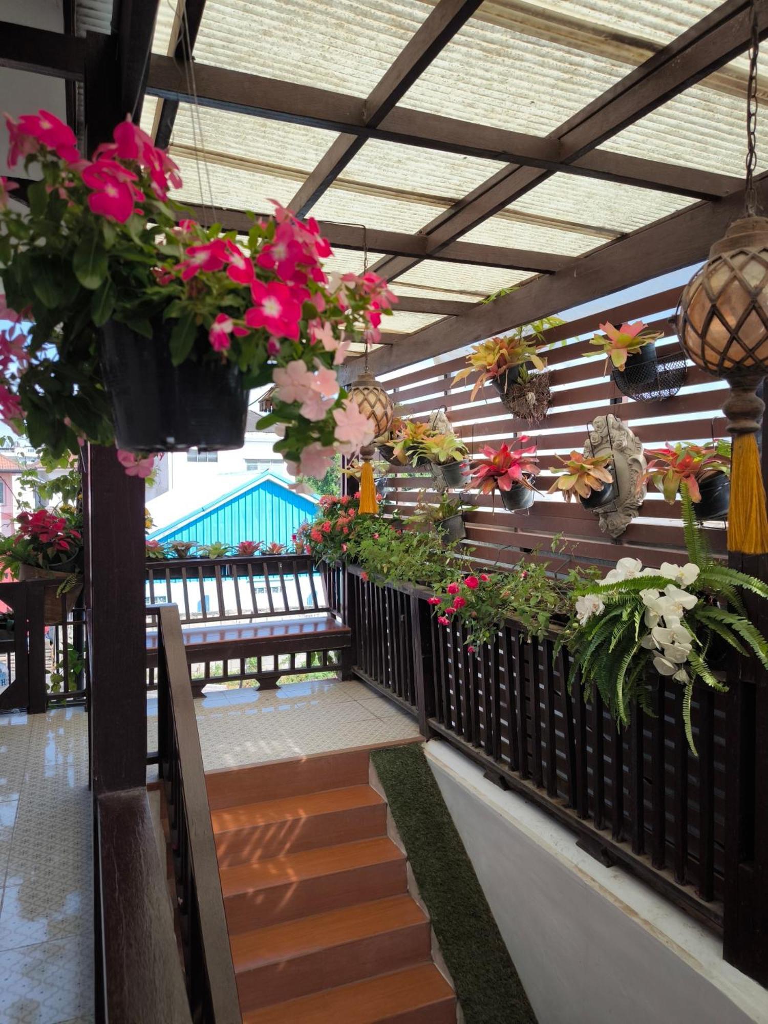 Ratchiangsaen Flora House Hotel Chiang Mai Exterior photo